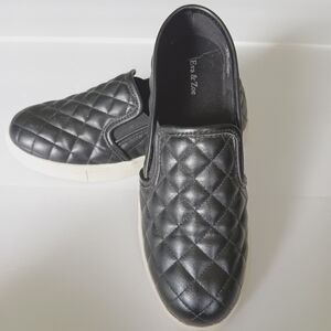 Eva & Zoe black slip ons, sz 7.5
